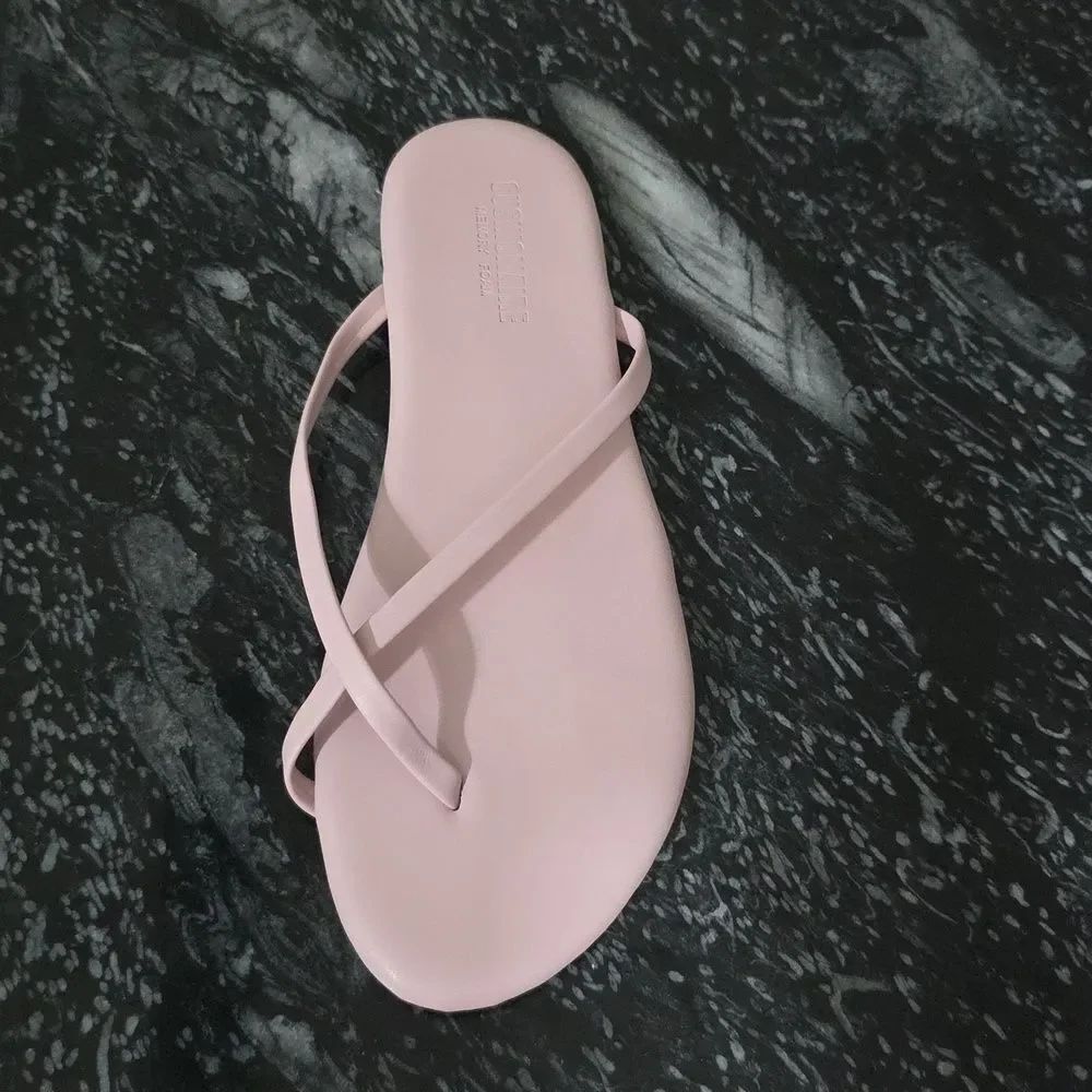 BRAND NEW CUSHIONAIRE  WOMEN's COVE FLIP FLOP SANDAL with MEMORY FOAM